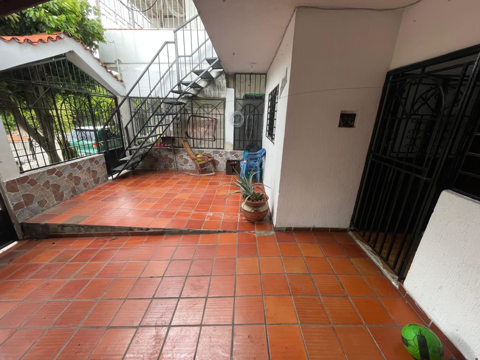 Casa de Dos Pisos con Entradas Independientes en La Campiña – Ideal para Inversión en Los Patios