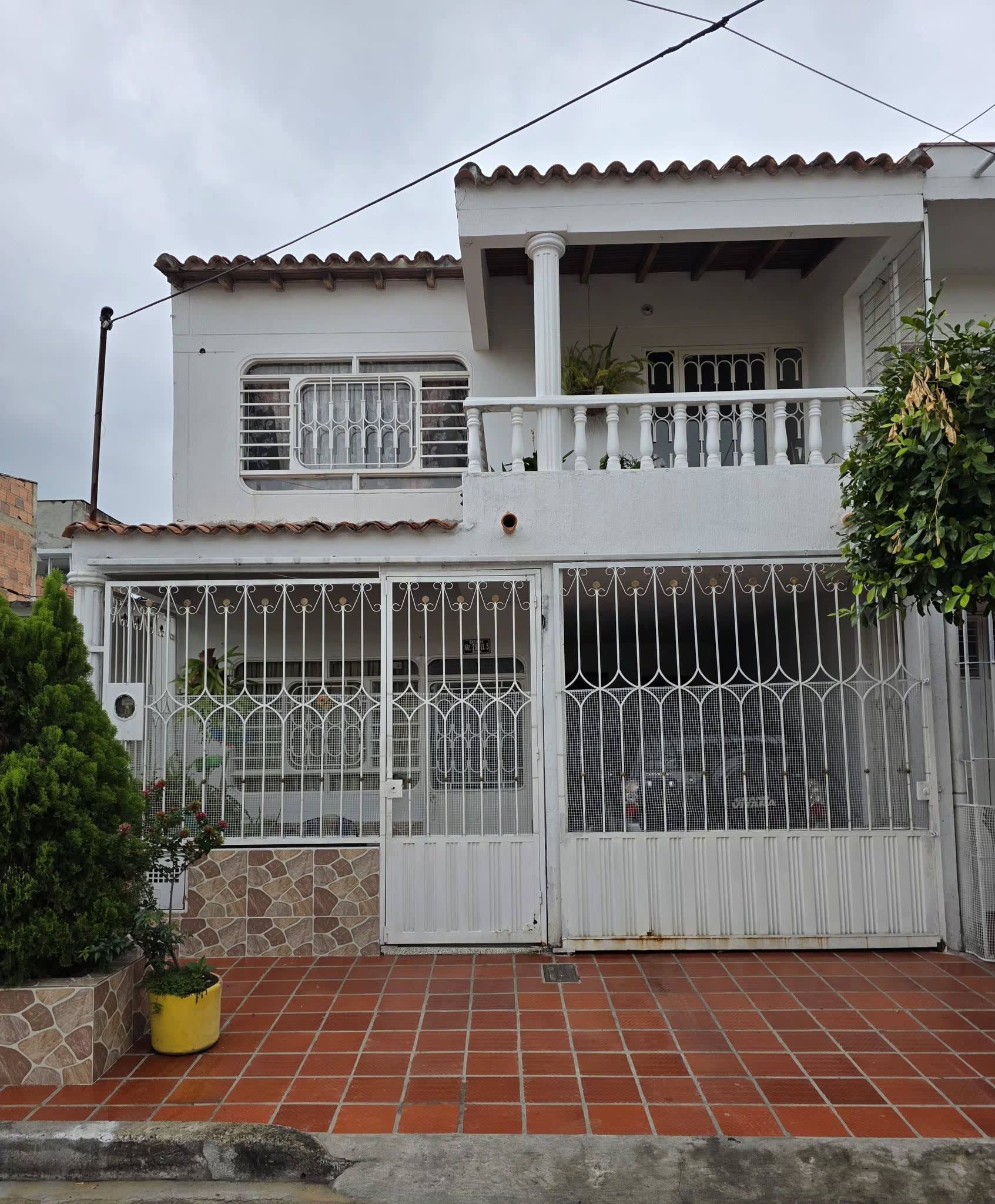 Casa de 3 pisos en barrio Videlso – Los Patios