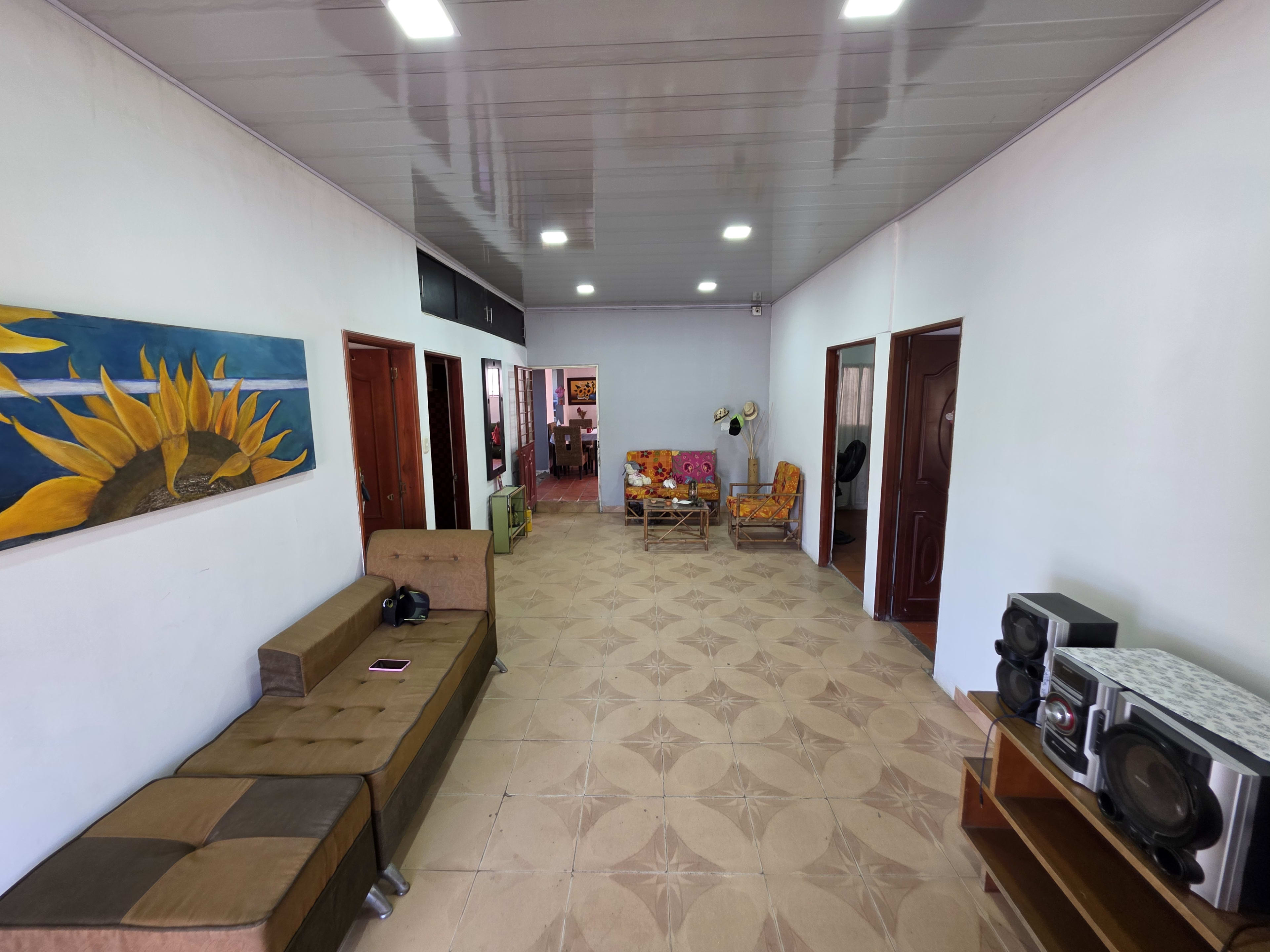 Casa en Venta en Llanitos, Los Patios — 300m² con Patio Amplio y Garaje - Foto 4
