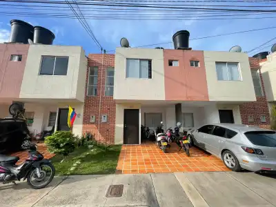 Casa remodelada en Conjunto Cerrado Siena – Anillo Vial Oriental, Los Patios