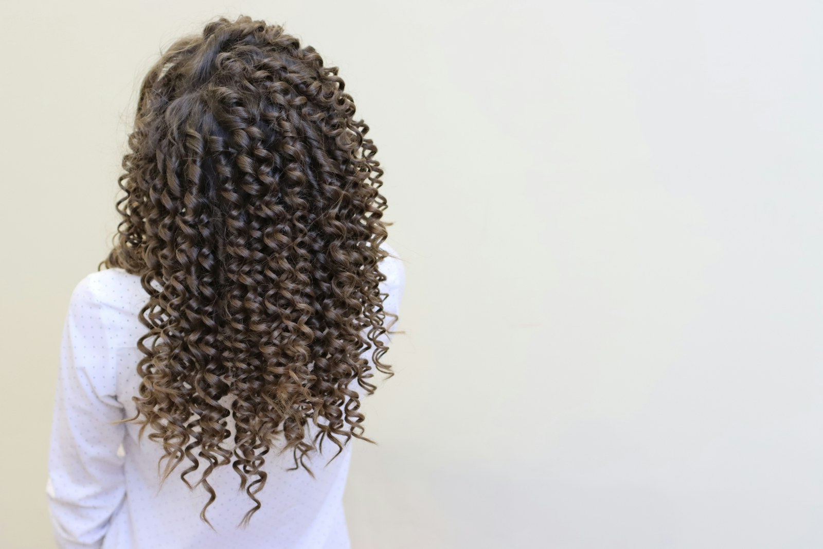 Long defined curls from behind