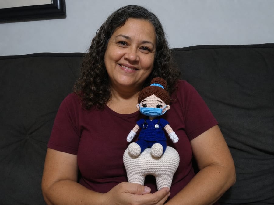 Gerlaine Maria com a receita da Dra. Sorrisinho