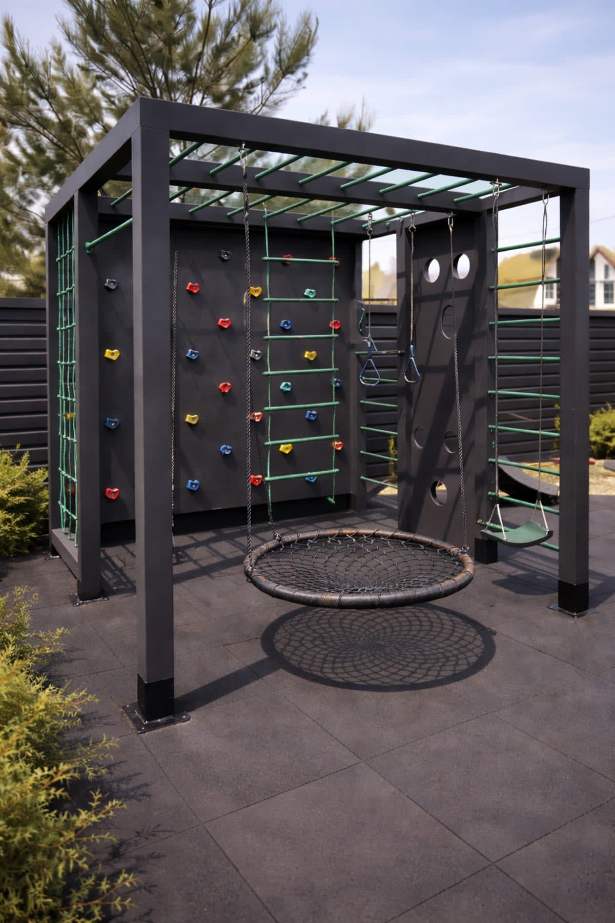 Circuito de juegos infantiles para exterior en hierro soldado con hamacas y escalada - modelo 11 de Carpintar