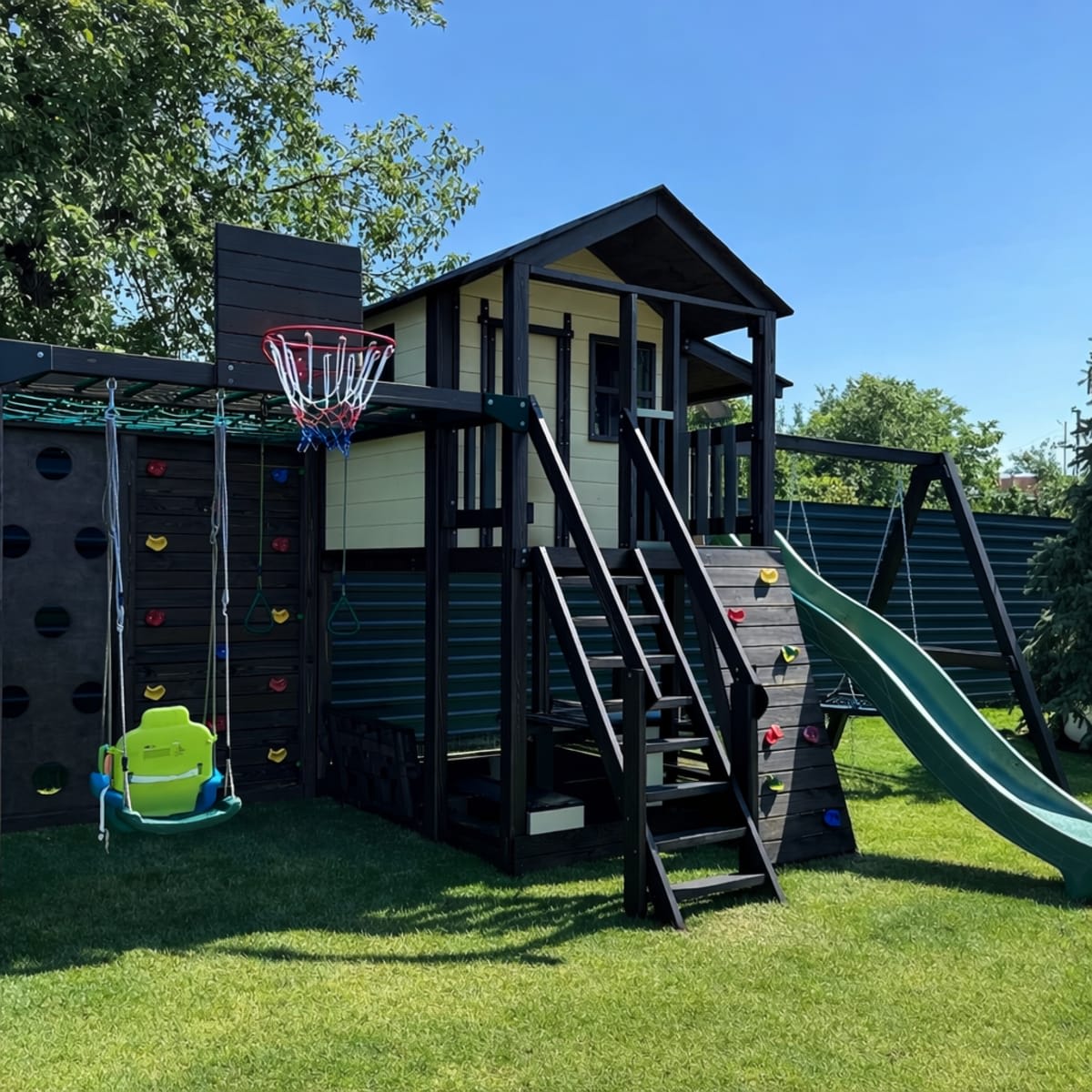 Circuito de juegos infantiles para exterior en hierro soldado con hamacas y escalada - modelo 17 de Carpintar