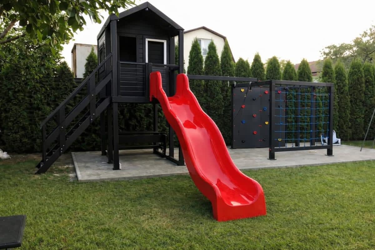 Circuito de juegos infantiles para exterior en hierro soldado con hamacas y escalada - modelo 18 de Carpintar