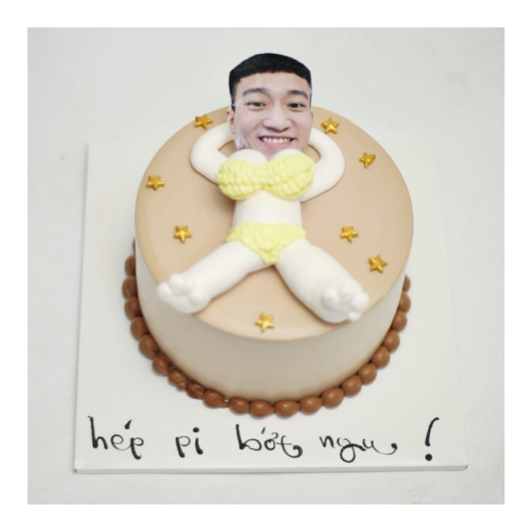 Bánh kem troll bạn bè hình người hài hước