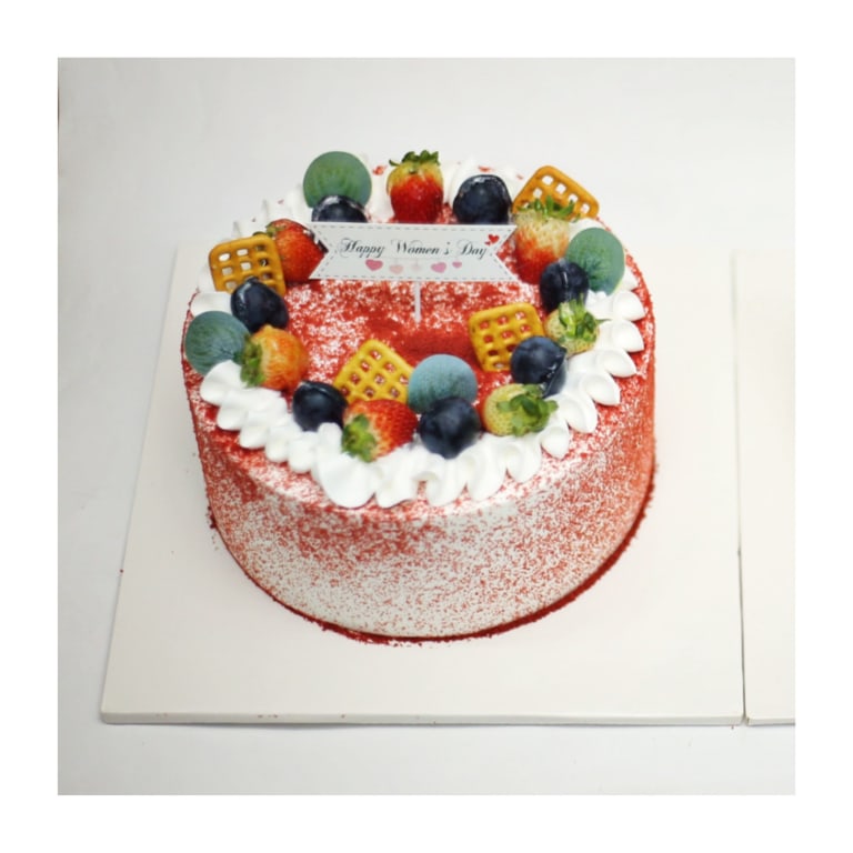 Bánh red velvet trái cây tươi phủ kem tươi