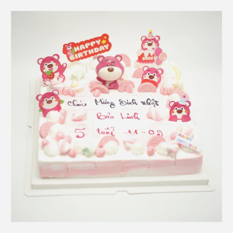 Bánh kem vuông hồng chủ đề gấu dâu Lotso