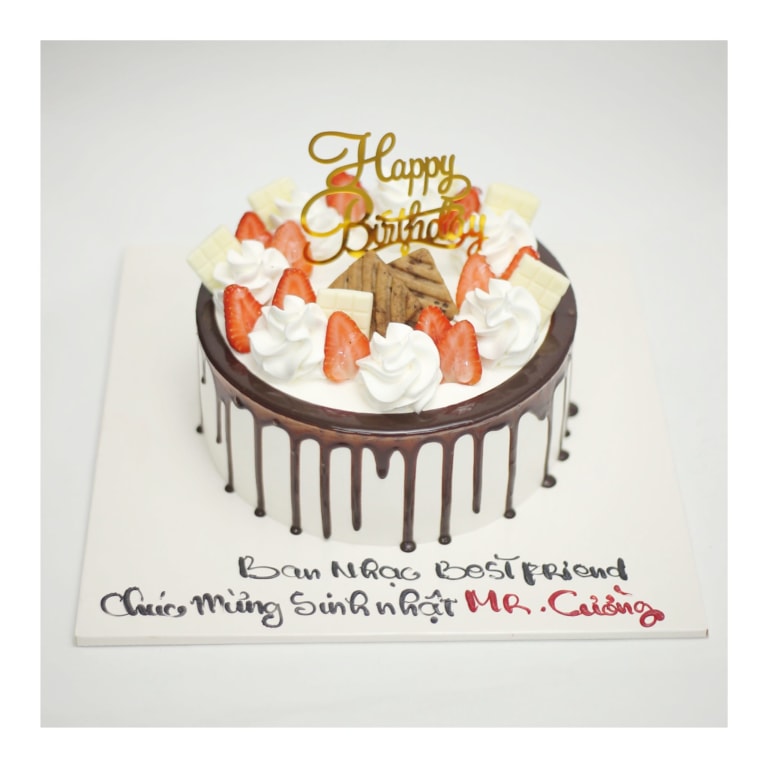 Bánh kem sốt sô-cô-la chảy cùng dâu tây