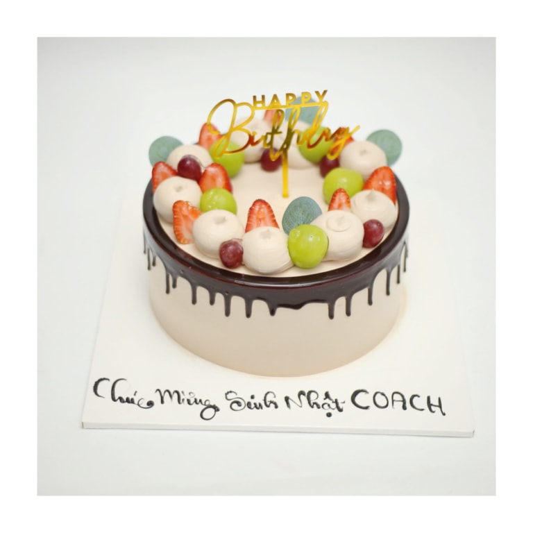 Bánh kem phủ sốt chocolate và trái cây tươi