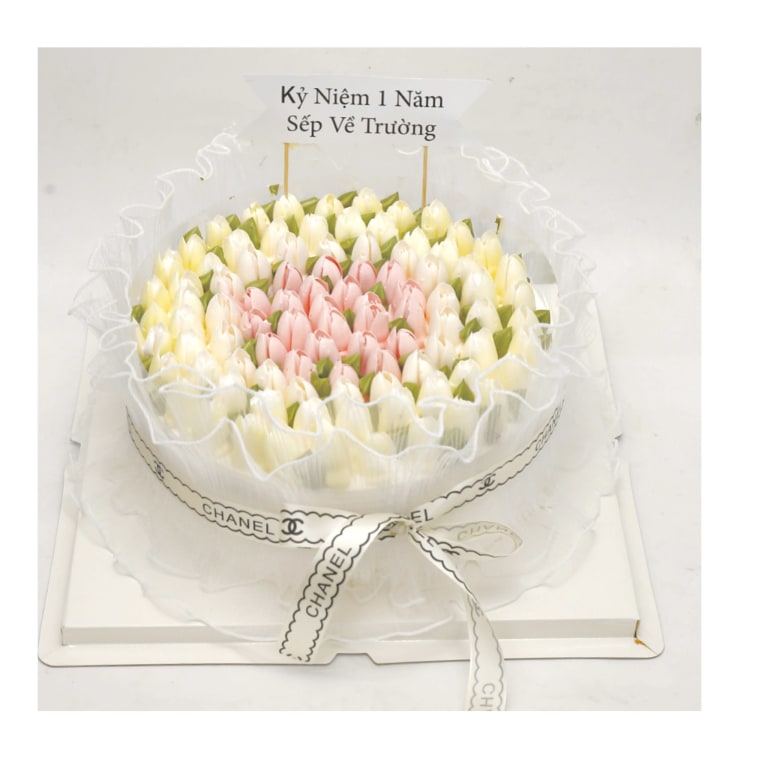 Bánh kem hoa tulip phủ ren trắng