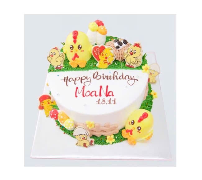 Bánh kem gà con vàng trên nền cỏ xanh
