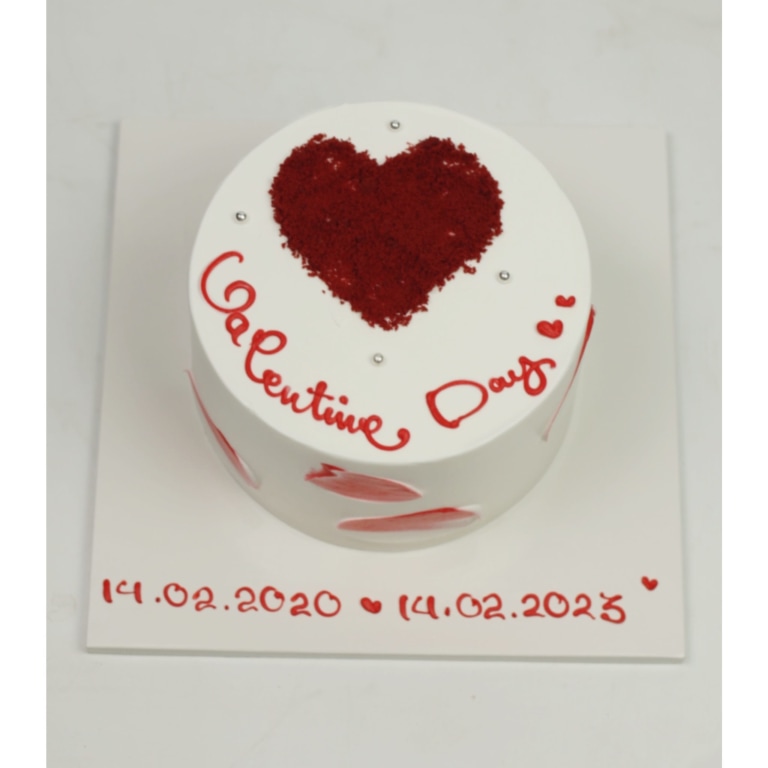 Bánh kem trái tim trắng đỏ Valentine cổ điển