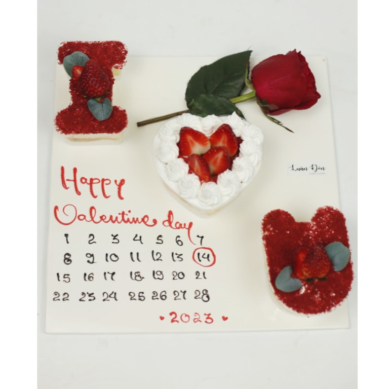 Bánh kem lịch Valentine lãng mạn họa tiết dâu tây