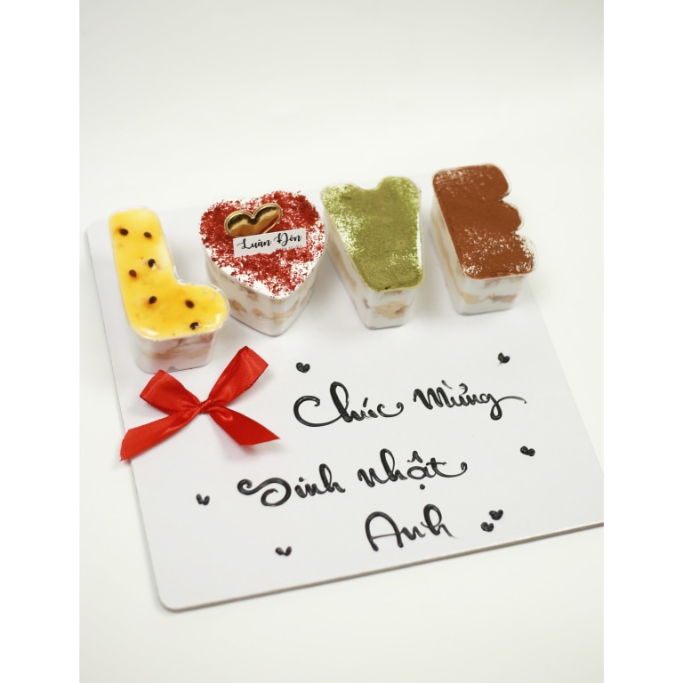 Bánh kem tình yêu cắt miếng chữ LOVE