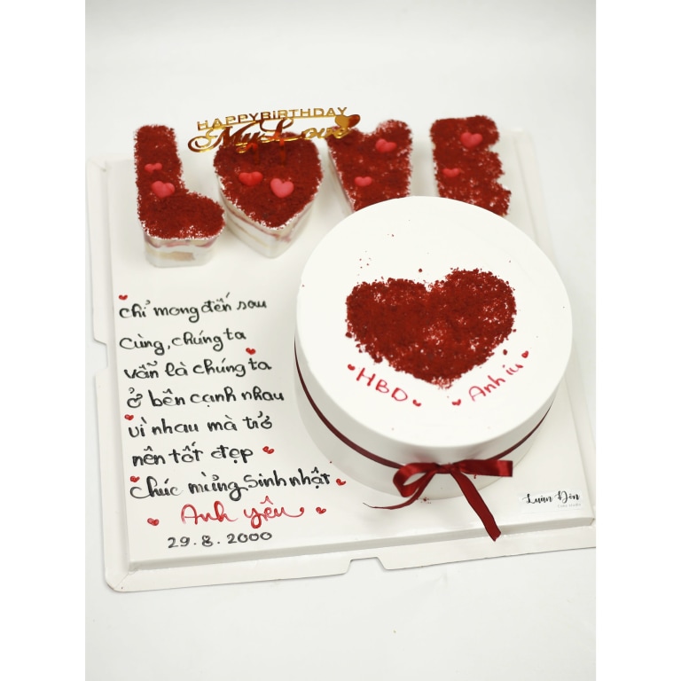Bánh kem đỏ trái tim kết hợp set cốc chữ LOVE