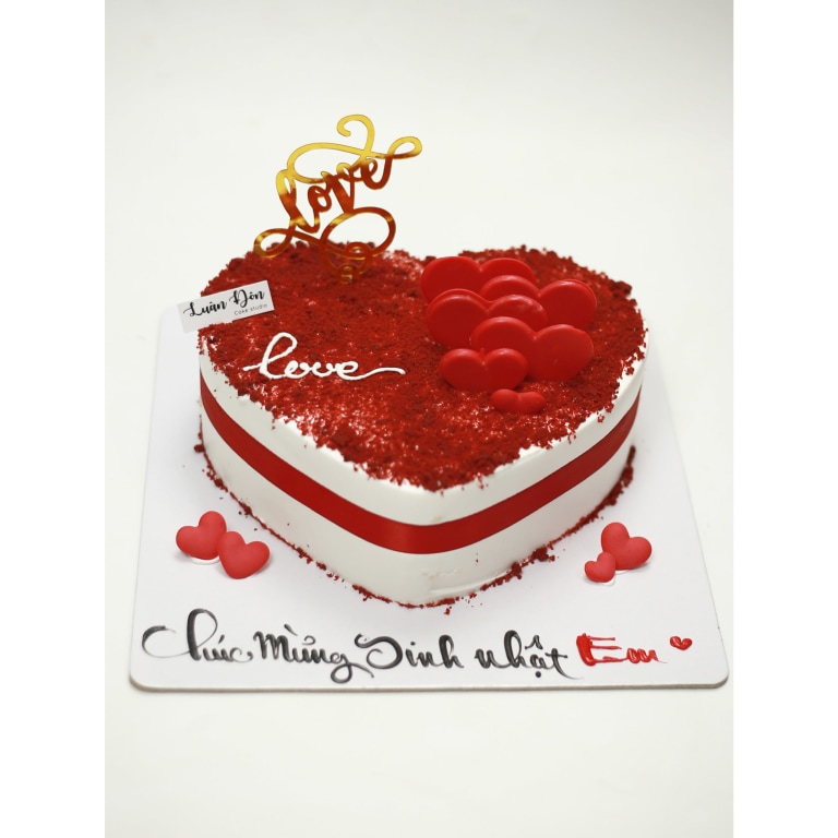 Bánh kem trái tim đỏ chữ Love