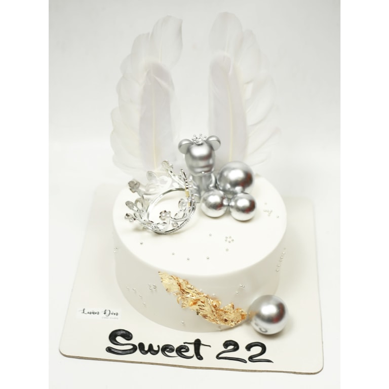 Bánh kem trắng bạc sang trọng Sweet 22