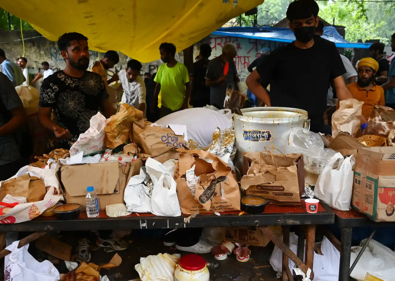 jantar mantar food delivery police trace restaurants wrappers