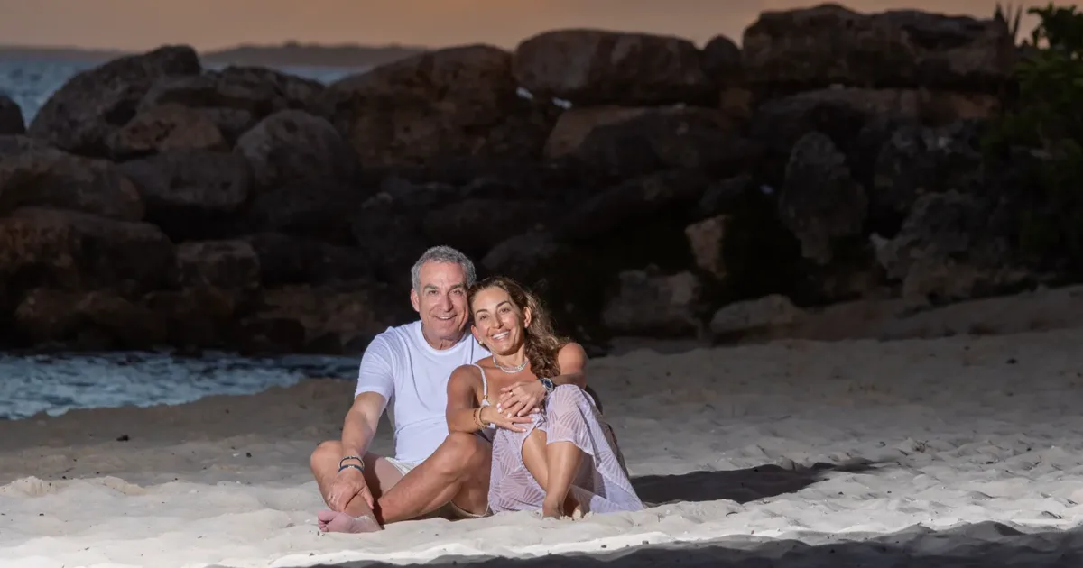 Pareja romántica en la playa de Casa de Campo, República Dominicana
