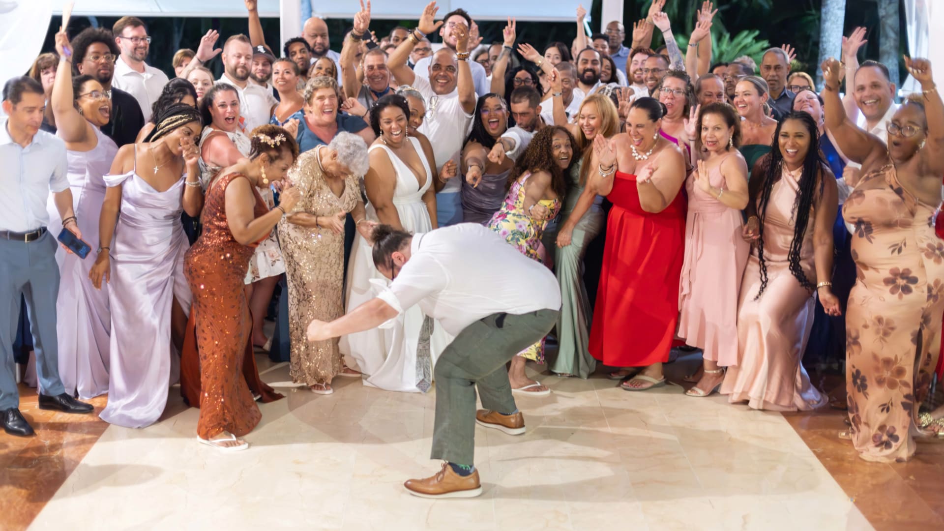 Toma amplia de la ceremonia bajo un arco floral tropical, cortejo nupcial e invitados, resort de Punta Cana — Babula Shots fotógrafo de bodas