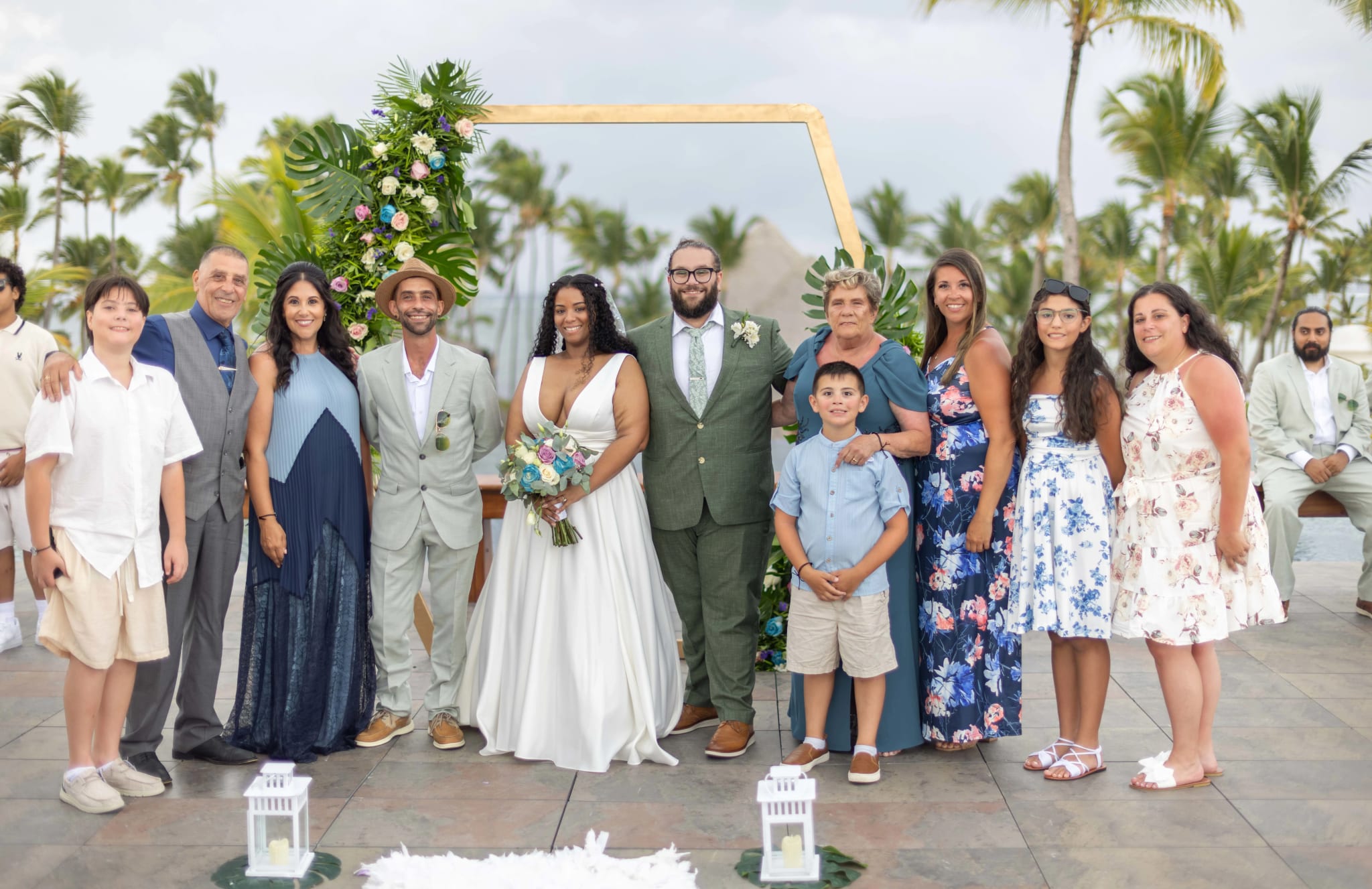 Novios junto a la familia bajo el arco de la ceremonia
