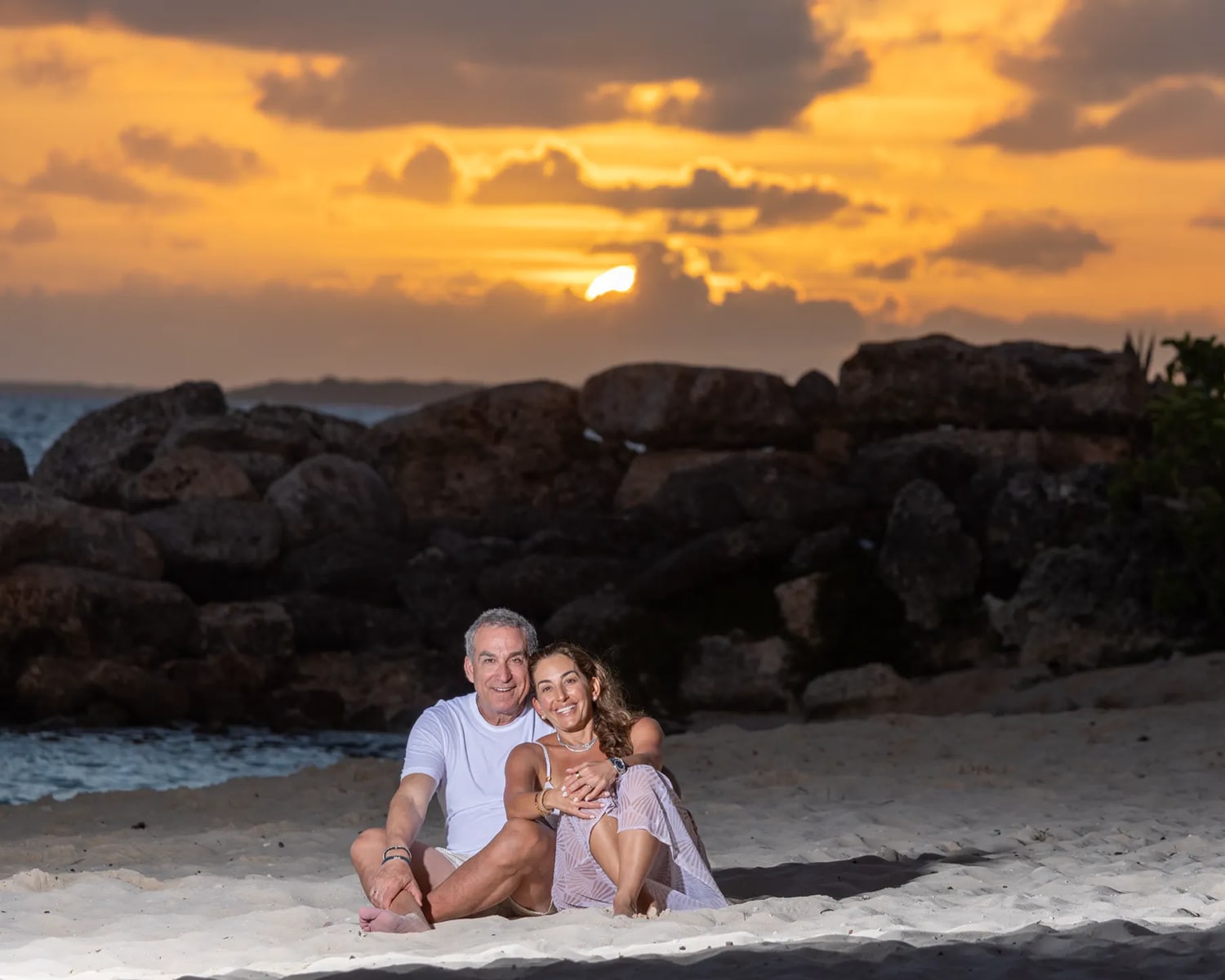 Pareja romántica en la playa de Casa de Campo, República Dominicana