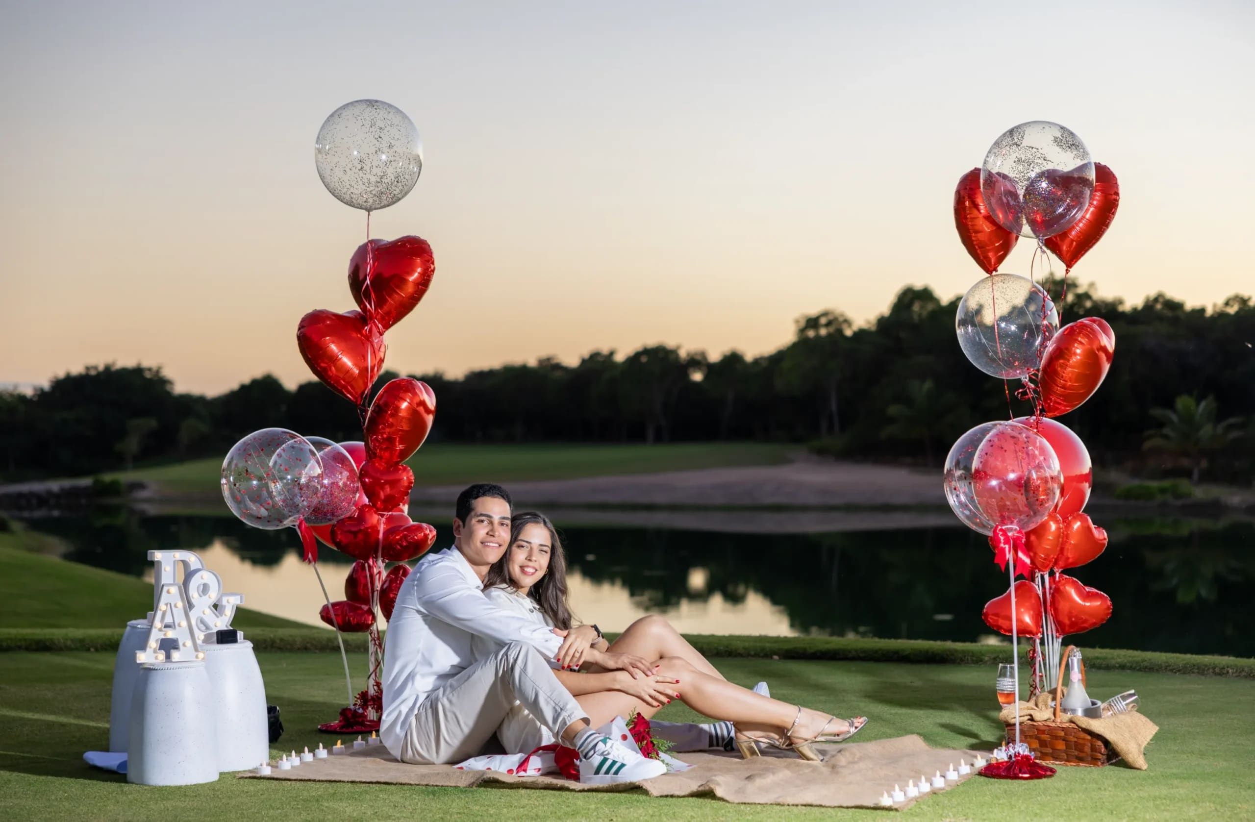 Pareja sentada junto al lago después de la propuesta de matrimonio en Punta Cana