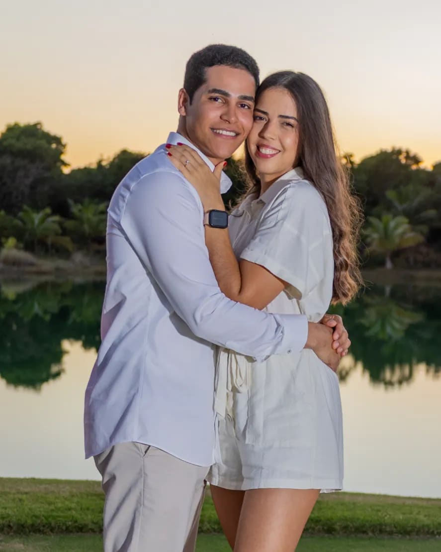 Retrato de pareja recién comprometida abrazándose junto al lago en Punta Cana