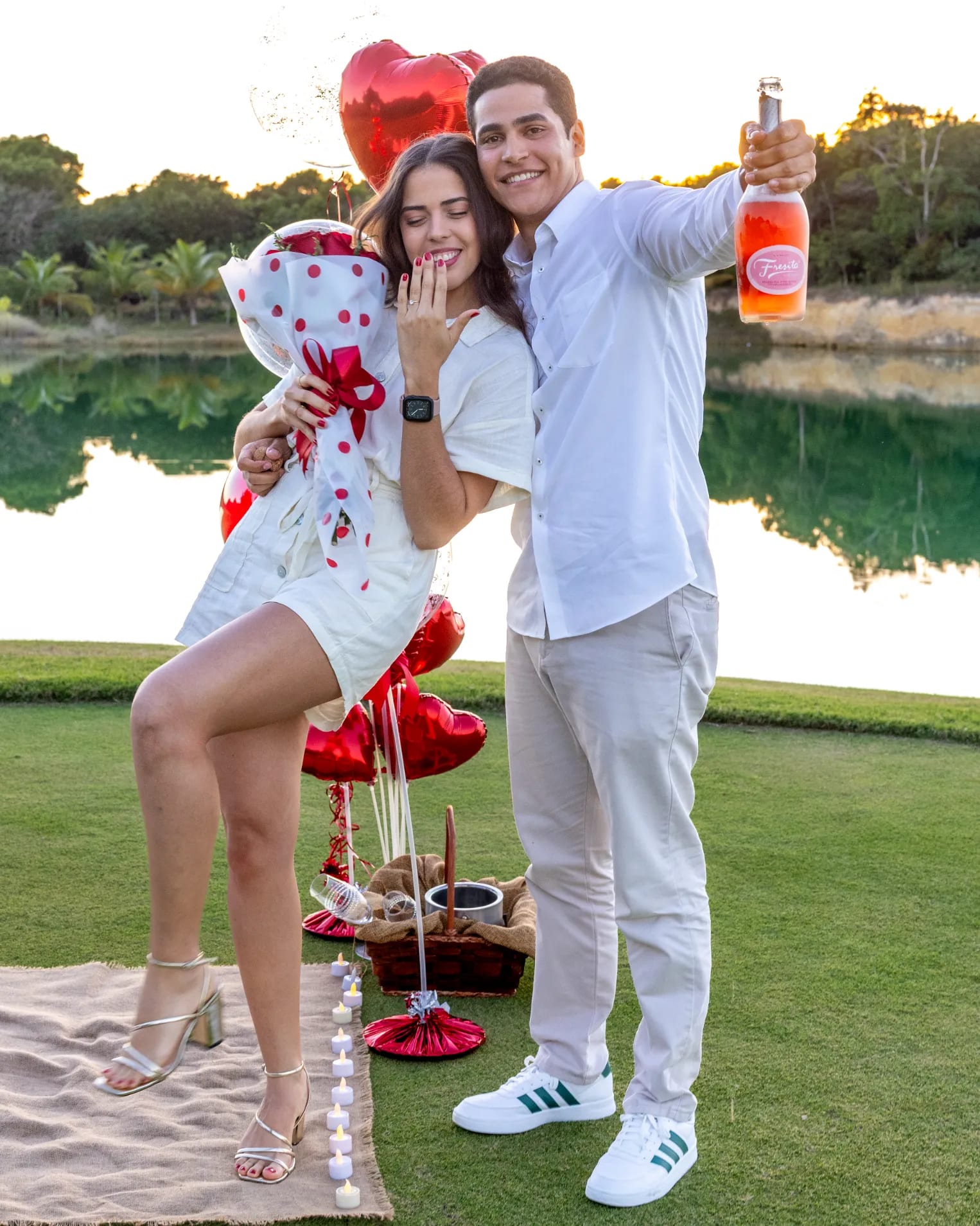 Pareja celebrando con champán después de la propuesta de matrimonio en Punta Cana
