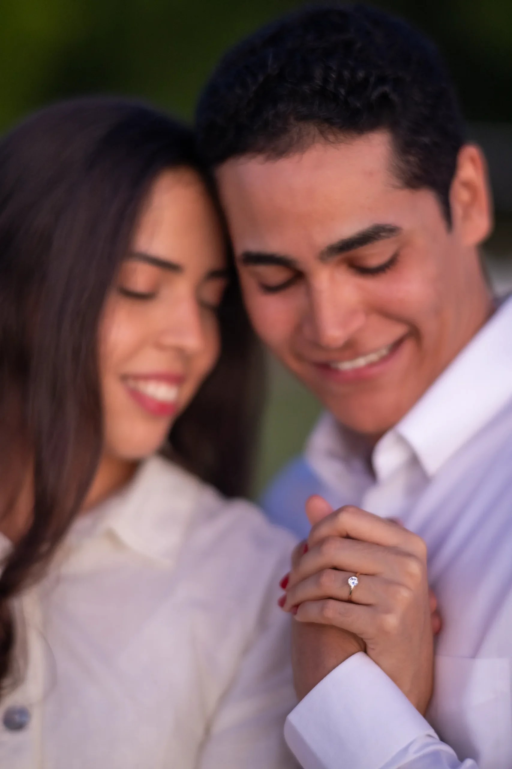 Primer plano del anillo de compromiso durante una propuesta de matrimonio en Punta Cana