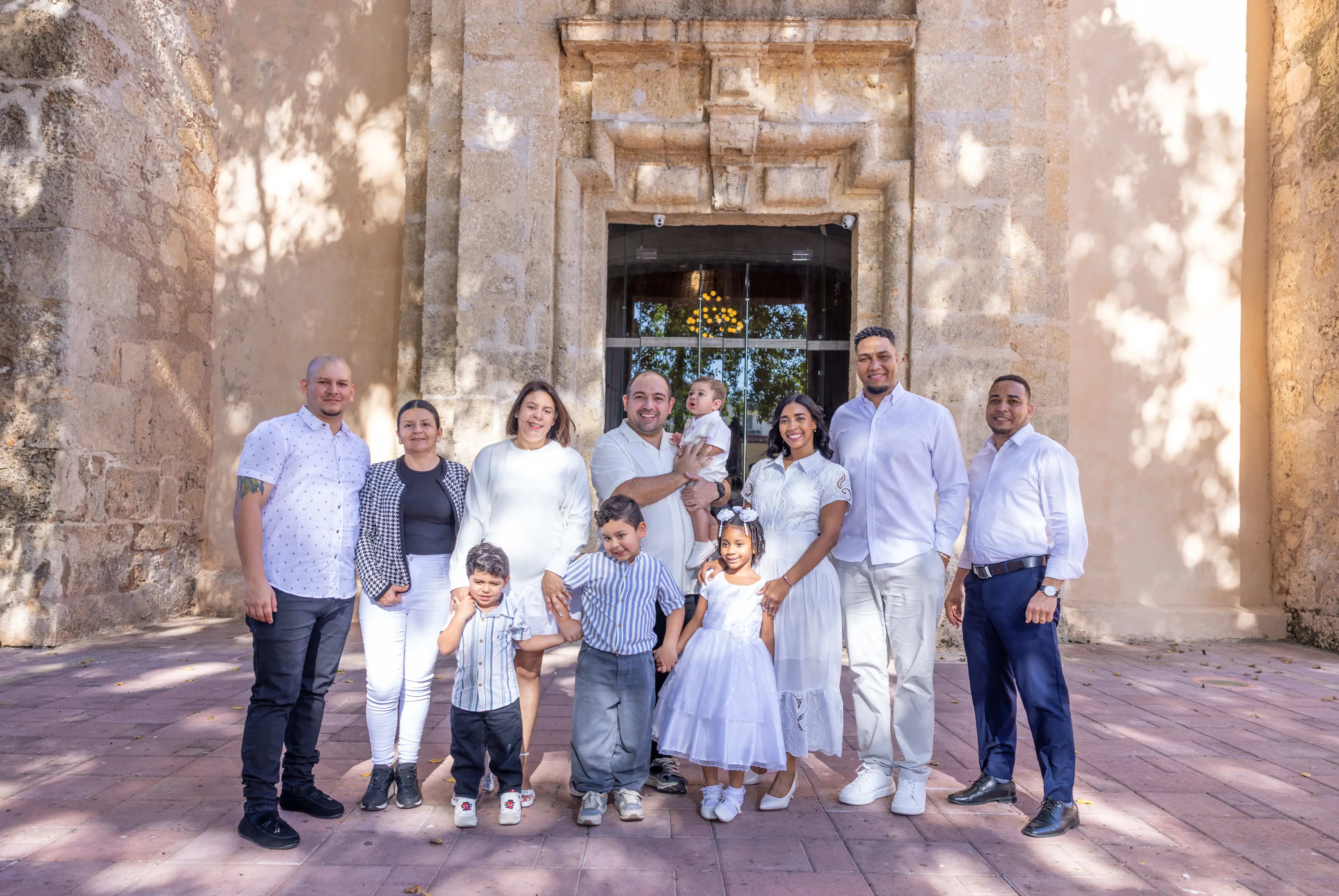 Retrato grupal de la familia extendida frente al altar dorado después de la ceremonia de bautizo, Santo Domingo — Babula Shots