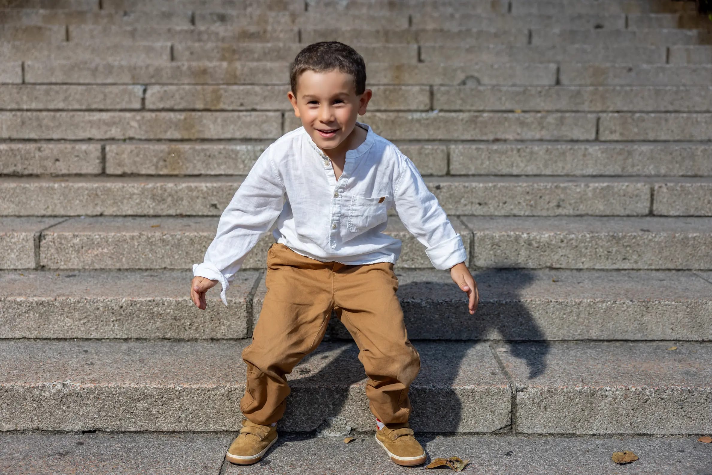 Niño en una pose espontánea y juguetona en una escalinata colonial, Santo Domingo — Babula Shots