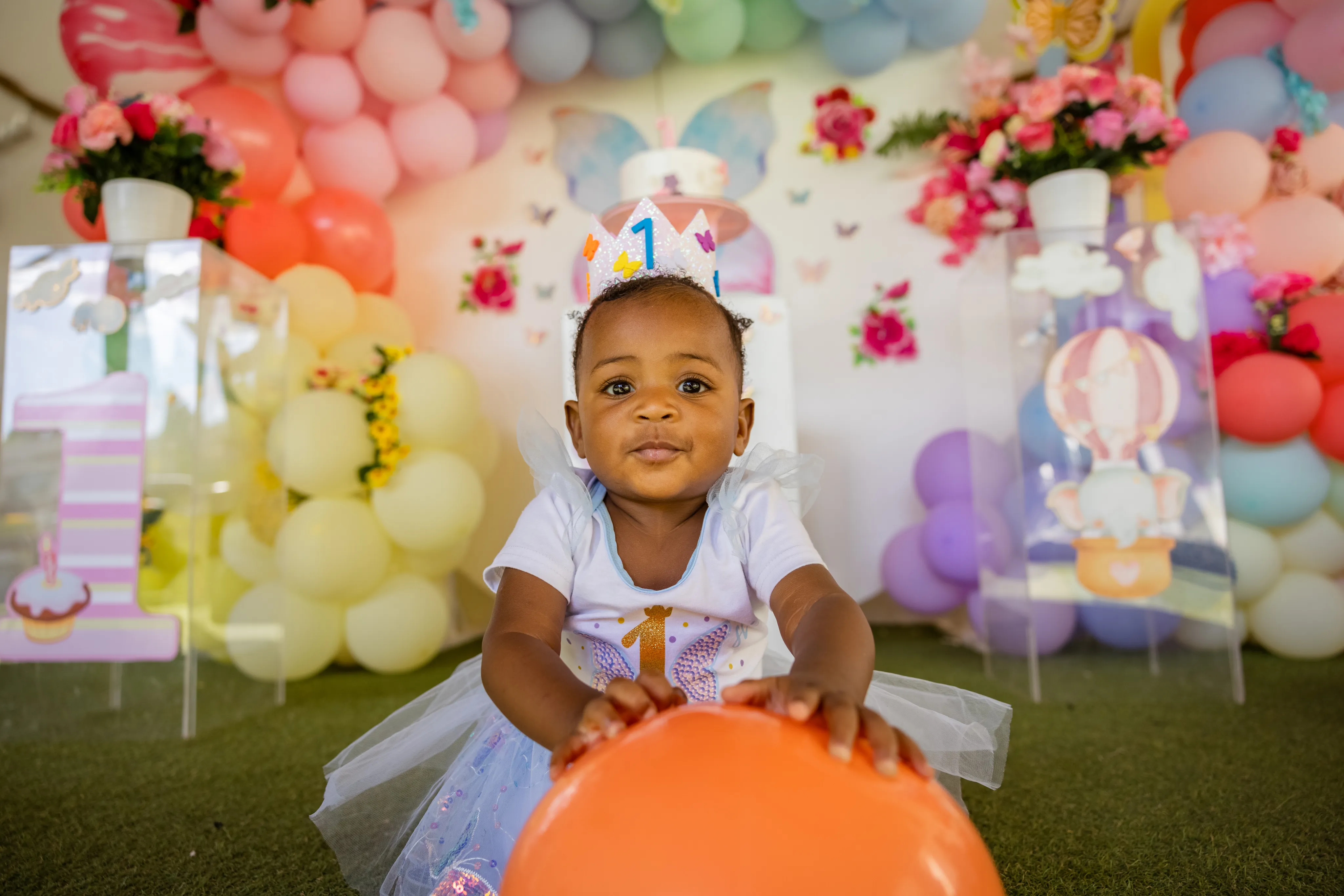 Fotografo de cumpleanos en Santo Domingo para bebe celebrando primer ano con cake smash