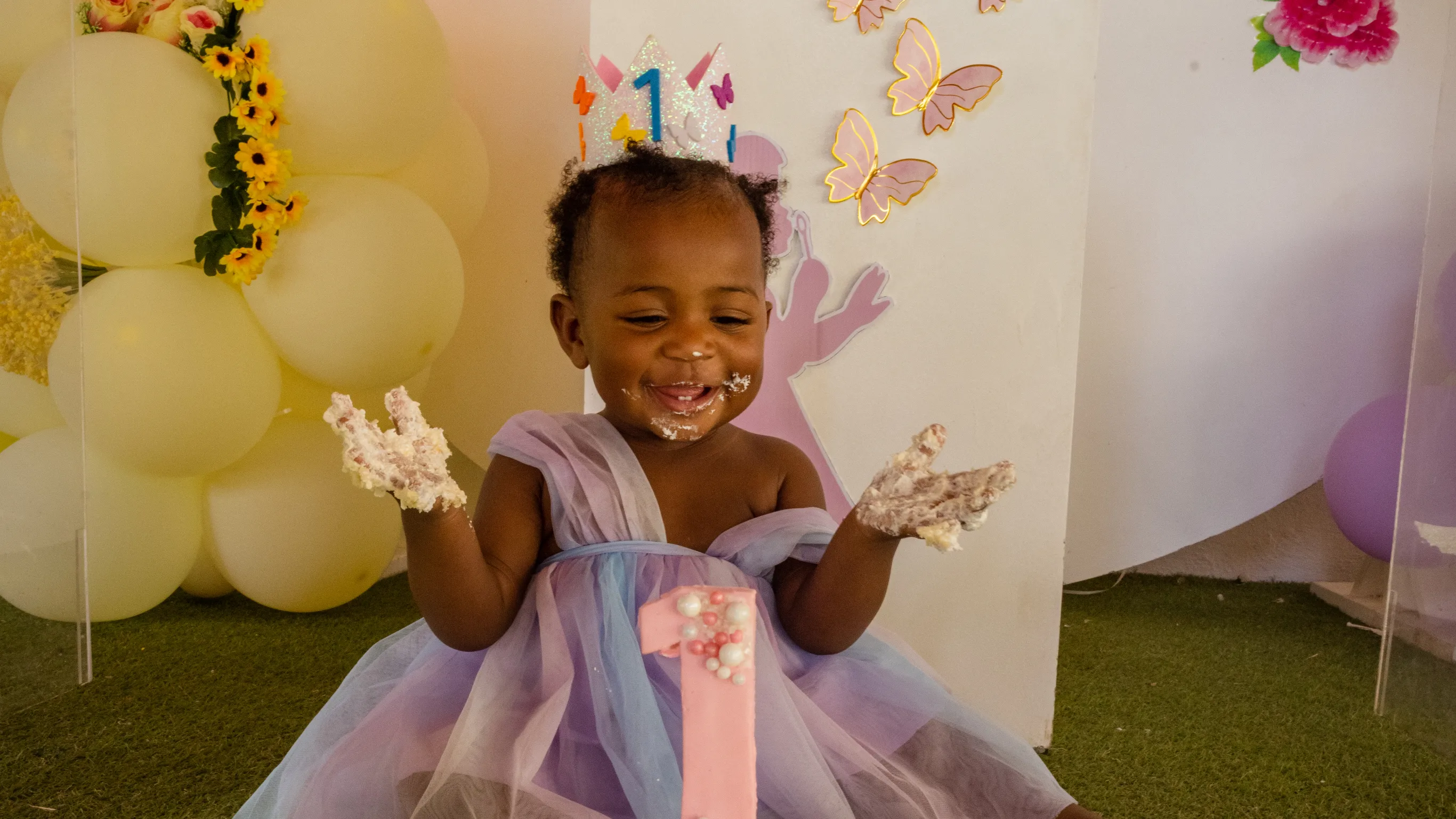 Fotografo de cumpleanos en Republica Dominicana capturando bebe de 1 ano jugando con pastel