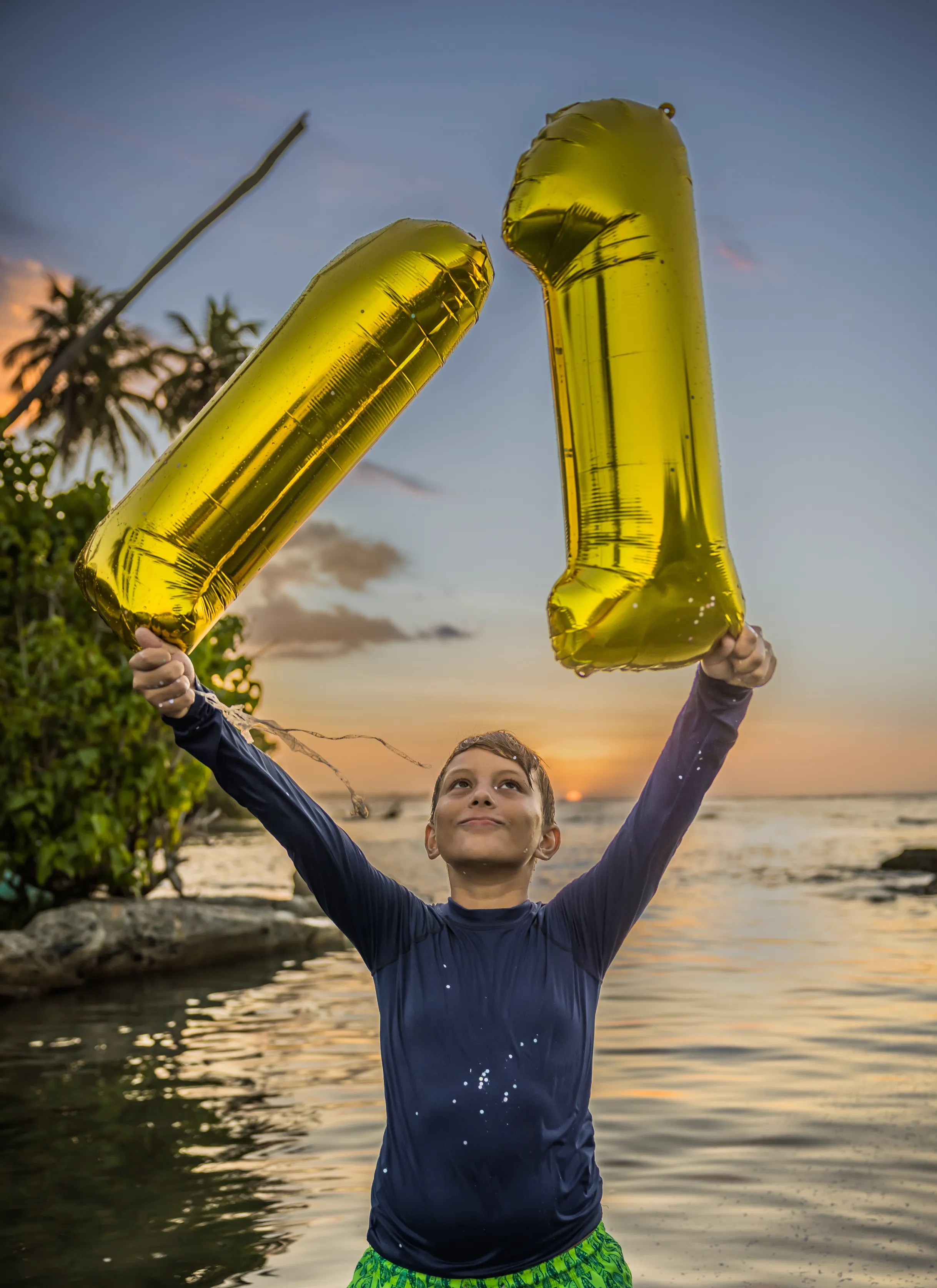 Sesion de fotos de cumpleanos en playa de Santo Domingo con luz dorada y ambiente familiar