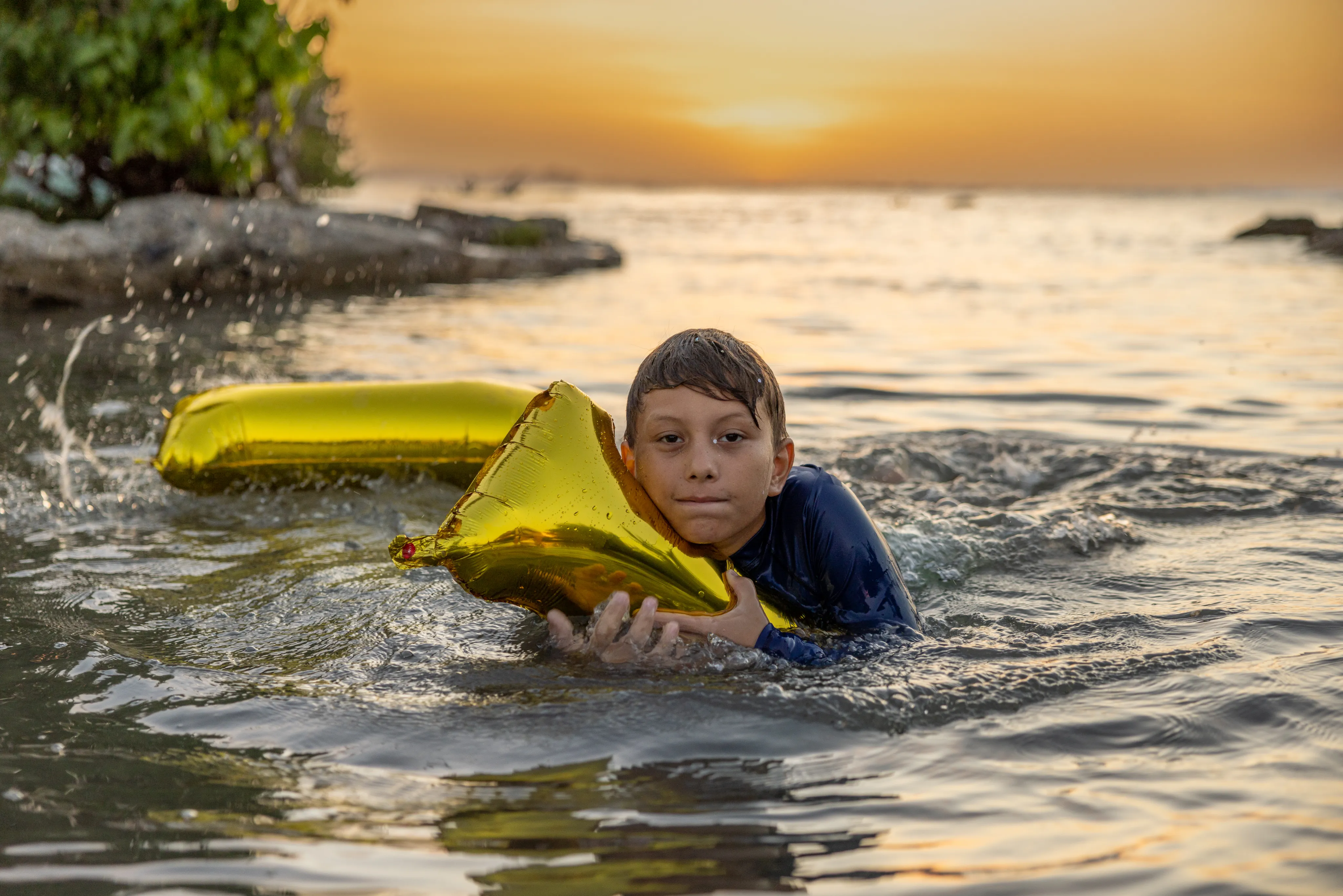 Fotografo de cumpleanos en playa Republica Dominicana para nino de 11 anos al atardecer