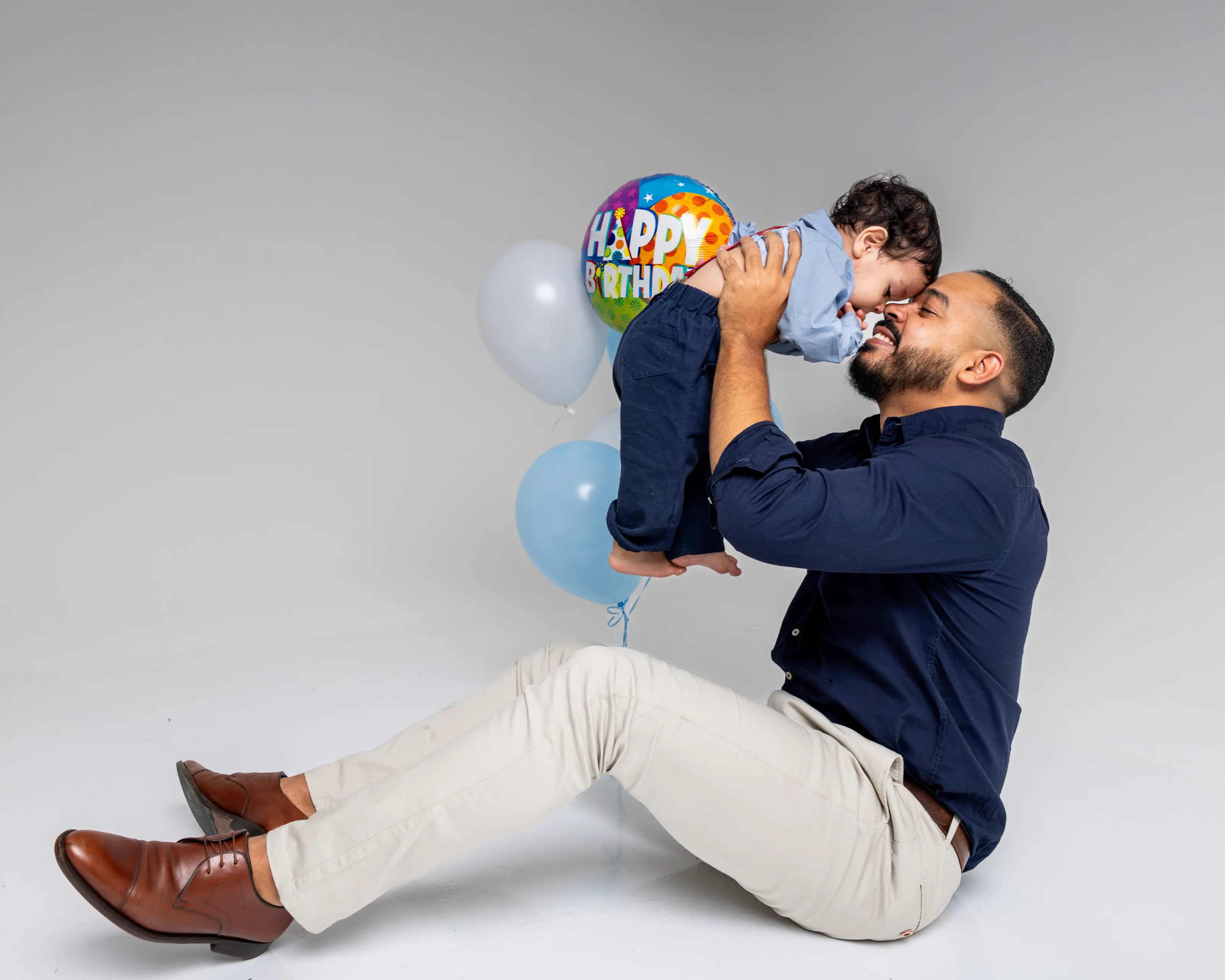 Sesion de cumpleanos en estudio para nino de 2 anos con ambiente familiar
