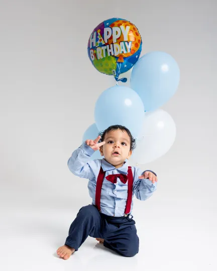 Fotografo de estudio para cumpleanos infantil en Santo Domingo con nino de 2 anos y padres