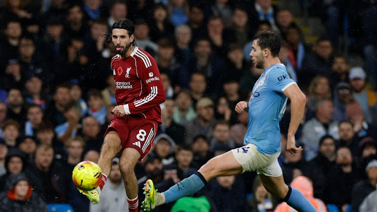 Adegan pertandingan Liverpool melawan Manchester City di Etihad Stadium, pemain Liverpool terlihat lelah dan tertunduk usai kebobolan