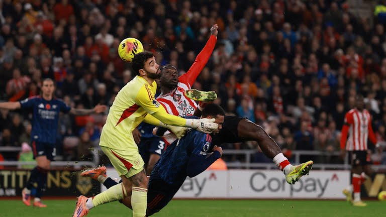 Dan Ballard merayakan gol untuk Sunderland melawan Arsenal, mengangkat tangan ke arah suporter tuan rumah dengan ekspresi penuh emosi