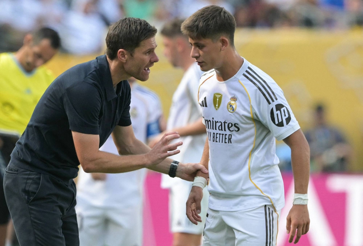 Xabi Alonso berdiskusi serius dengan staf pelatih Real Madrid di pinggir lapangan saat laga melawan Rayo Vallecano