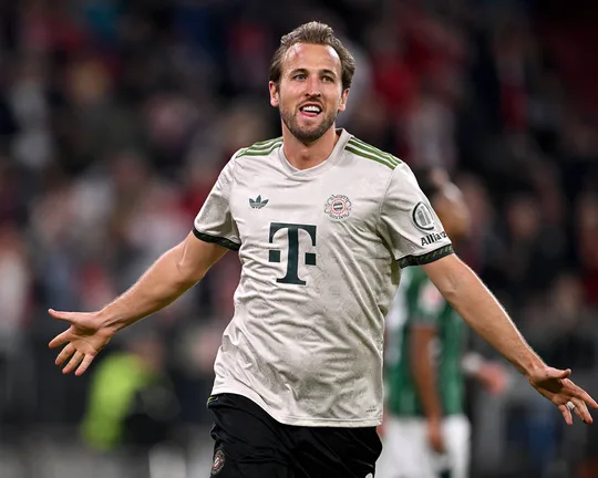 Harry Kane merayakan gol penyeimbang di menit akhir untuk Bayern Munich, lompatan kegirangan di depan gawang Union Berlin