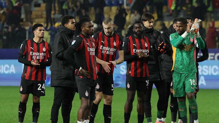Pemain AC Milan terlihat frustrasi di akhir laga melawan Parma, setelah gagal pertahankan keunggulan 2-0 dan bermain imbang 2-2