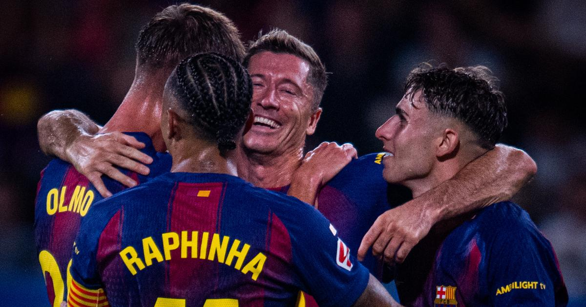 Robert Lewandowski merayakan hat-trick untuk Barcelona melawan Celta Vigo, mengangkat jersey ke arah kamera