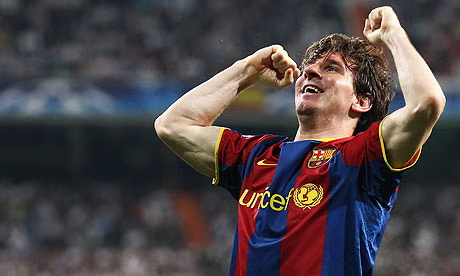 Lionel Messi merayakan gol untuk Barcelona musim 2011-12, mengenakan jersey nomor 10, latar belakang Camp Nou penuh sorak