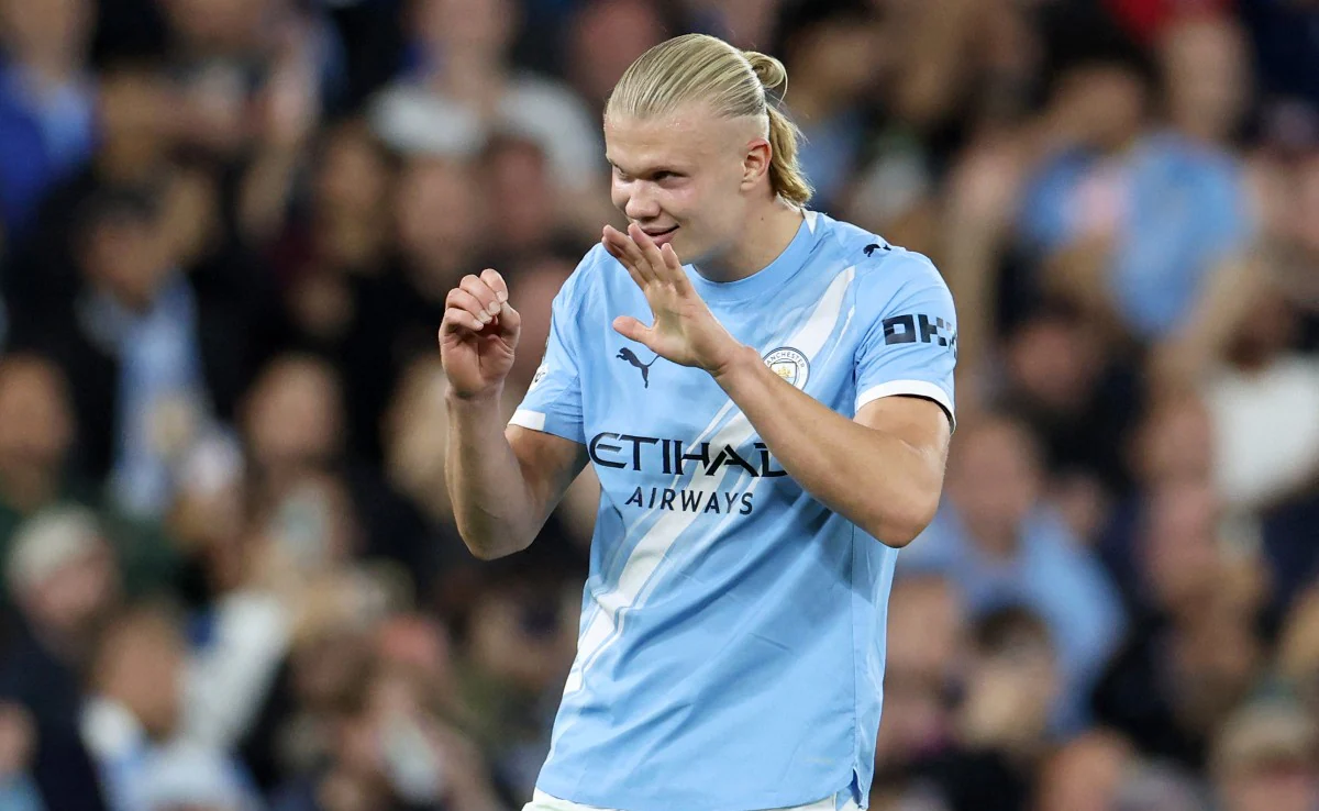 Erling Haaland merayakan gol untuk Manchester City musim 2025-26, berlari dengan lengan terangkat, latar Etihad Stadium
