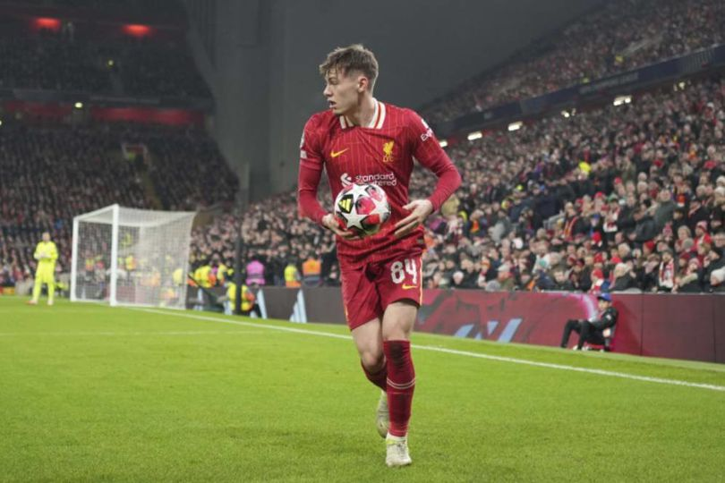 Conor Bradley berlari di sisi kanan lapangan, mencoba menghentikan winger lawan, jersey nomor 84