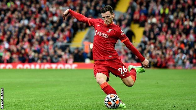 Andy Robertson berlari menyusuri sisi kiri, siap lepas landas ke kotak penalti lawan