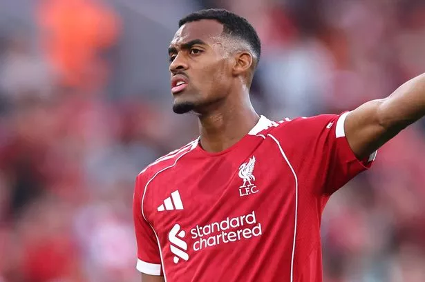 Ryan Gravenberch mengontrol bola dengan tenang di tengah lapangan, tatapan penuh percaya diri